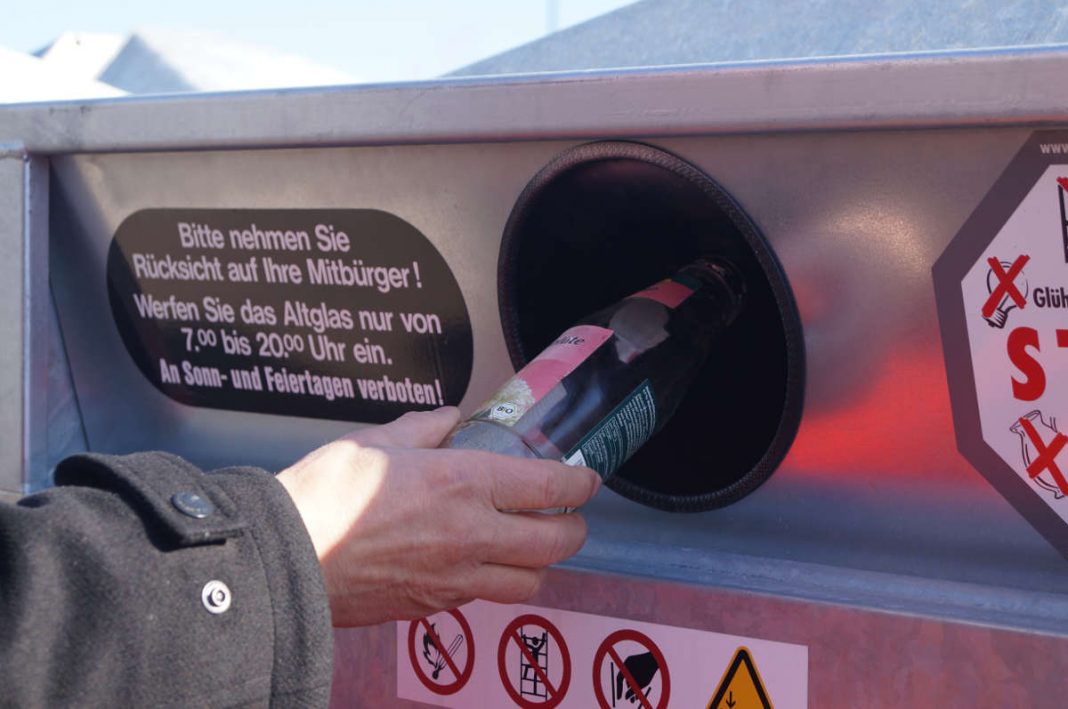 Einwurf einer Glasflasche (Foto: Kreisverwaltung Bad Dürkheim)