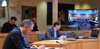 OB Thomas Hirsch (r.) und Landrat Dietmar Seefeldt bei der Lagebesprechung zur Einrichtung eines gemeinsamen Katastrophenschutzstabs. (Foto: Stadt Landau)