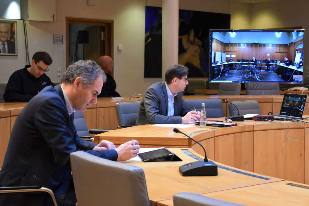 OB Thomas Hirsch (r.) und Landrat Dietmar Seefeldt bei der Lagebesprechung zur Einrichtung eines gemeinsamen Katastrophenschutzstabs. (Foto: Stadt Landau)