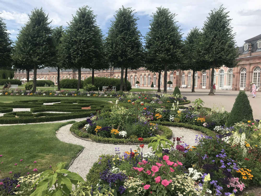 Der Barockgarten von Schloss Schwetzingen ist nach französischem Vorbild geometrisch-symmetrisch angelegt. (Foto: Staatsanzeiger für Baden-Württemberg GmbH & Co. KG, Petra Schaffrodt)
