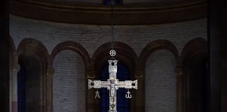 Triumphkreuz m Dom z Speyer (Quelle: Domkapitel Speyer / Klaus Landry)