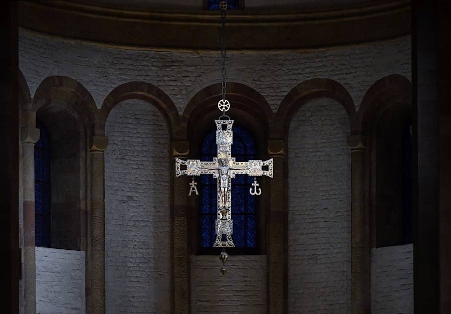 Triumphkreuz m Dom z Speyer (Quelle: Domkapitel Speyer / Klaus Landry)