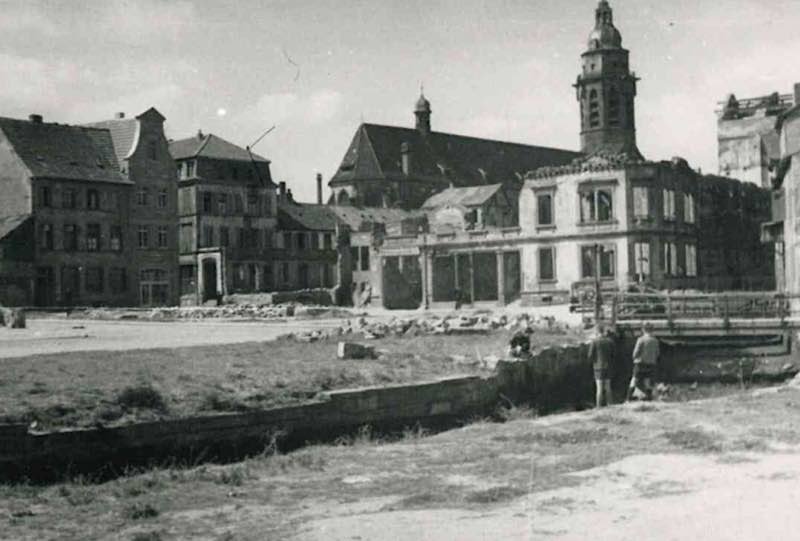 Landau nach dem Bombenangriff: Das Bild aus dem Stadtarchiv Landau zeigt den Bereich Bachgasse/Kronstraße an der Queich. (Foto: Stadt Landau in der Pfalz)