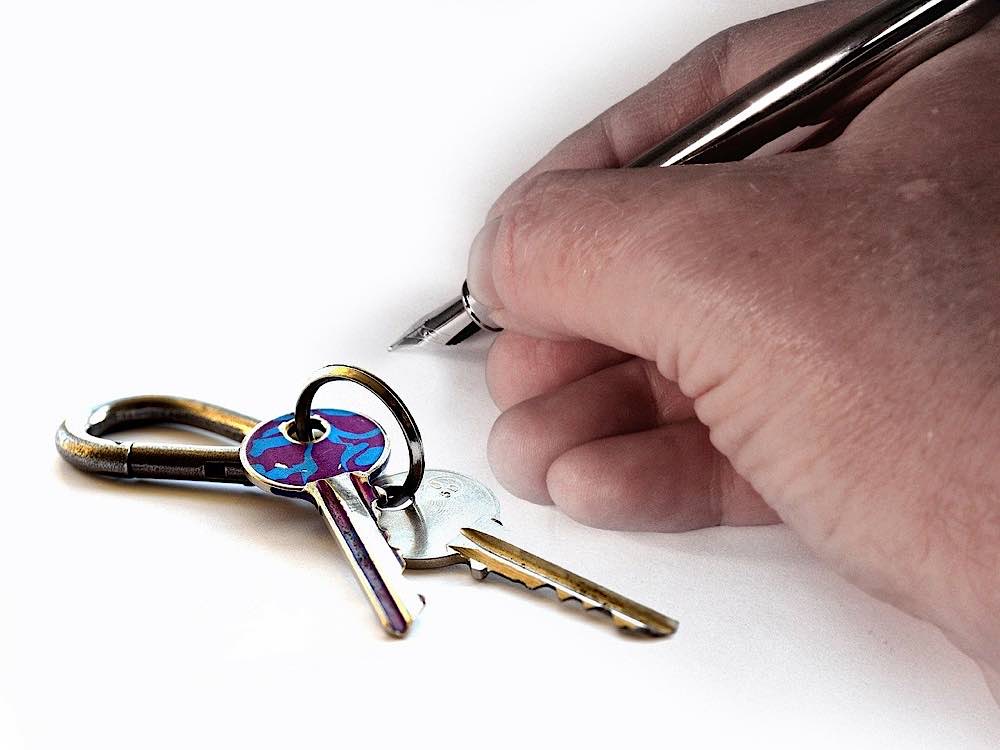 Symbolbild Hand Schlüssel Vertragsabschluss (Foto: Pixabay/Gerd Altmann)