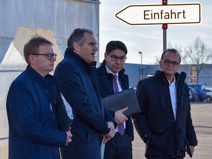 Parlamentarischer Staatssekretär Dr. Thomas Gebhart, Landrat Dietmar Seefeldt, Oberbürgermeister Thomas Hirsch und Landrat Dr. Fritz Brechtel (v.l.n.r.) beim Vor-Ort-Termin am neuen Corona-Diagnosezentrum für die Südpfalz. (Foto: Stadt Landau)