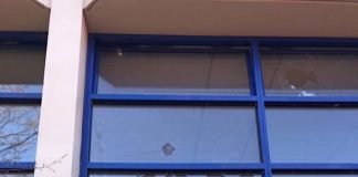 Beschädigte Fensterscheiben (Foto: Polizei RLP)