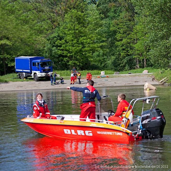 Helfer von DLRG und THW (Foto: David Domjahn/THW Karlsruhe)