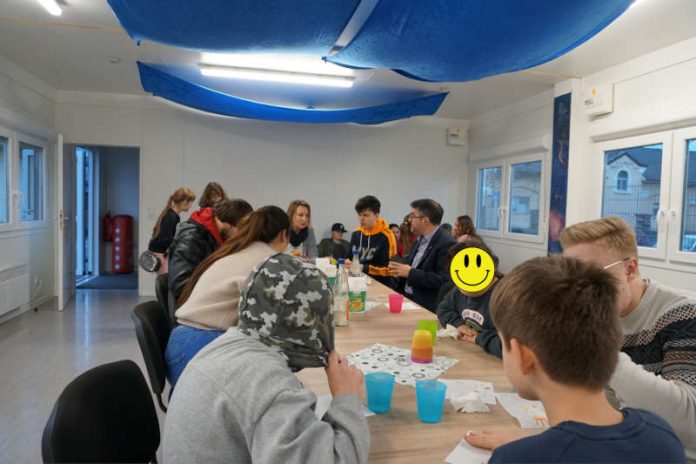 Oberbürgermeister Marc Weigel war im Jugendcafé zu Besuch (Foto: Stadtverwaltung Neustadt)