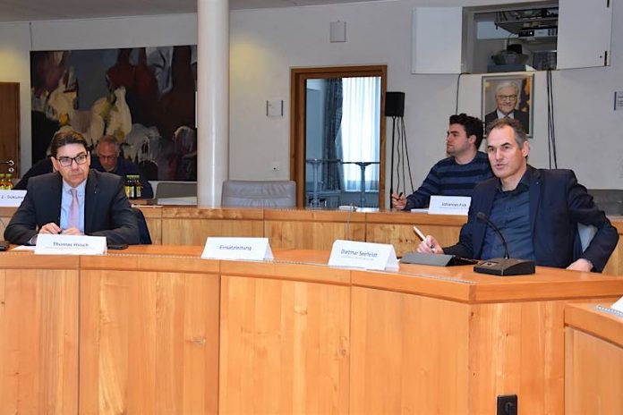 Gemeinsame Einsatzleitung – mit gebührend Abstand, um das Infektionsrisiko zu minimieren: OB Thomas Hirsch (l.) und Landrat Dietmar Seefeldt. (Foto: Stadt Landau)