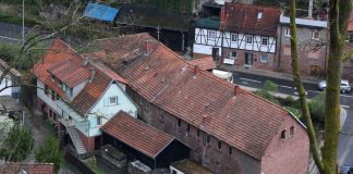 Das Elmsteiner Mühlenensemble zu beiden Seiten des vom Speyerbach abgezweigten Mühlkanals, der früher gleich fünf oberschlächtige Wasserräder anzutreiben hatte. Da dem Müller die unteren beiden Wasserräder gehörten, hatte er bei vollem Schmiedebetrieb nur unzureichende Wasserversorgung. Wasserstreitigkeiten blieben nicht aus. (Foto: Benno Münch)