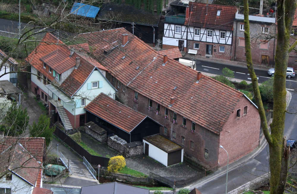 Das Elmsteiner Mühlenensemble zu beiden Seiten des vom Speyerbach abgezweigten Mühlkanals, der früher gleich fünf oberschlächtige Wasserräder anzutreiben hatte. Da dem Müller die unteren beiden Wasserräder gehörten, hatte er bei vollem Schmiedebetrieb nur unzureichende Wasserversorgung. Wasserstreitigkeiten blieben nicht aus. (Foto: Benno Münch)