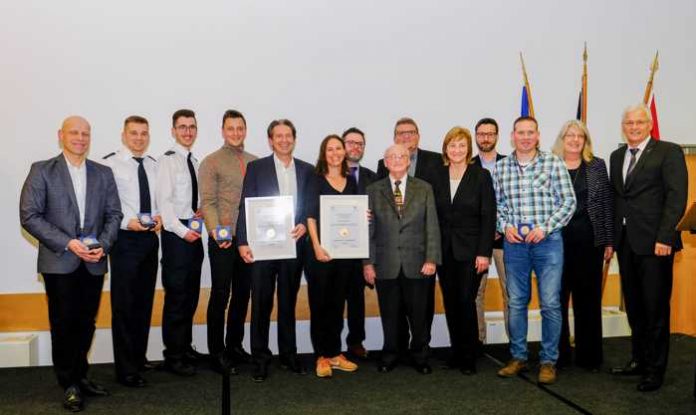 Gruppenfoto mit den geehrten Menschen nach der Verleihung der Kasseler Polizeimedaille 2020