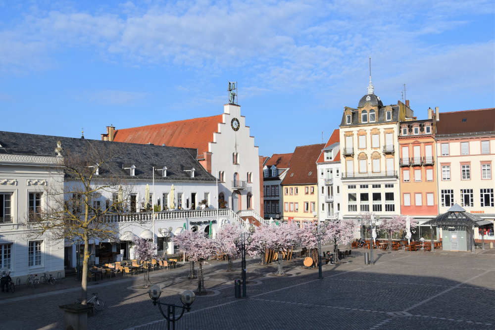 Der Blick auf den Landauer Rathausplatz. Die Außenbewirtung von Restaurants, Gaststätten und Cafés wurde bereits untersagt, ab morgen dürfen auch innen keine Speisen und Getränke mehr serviert werden. (Quelle: Stadt Landau)