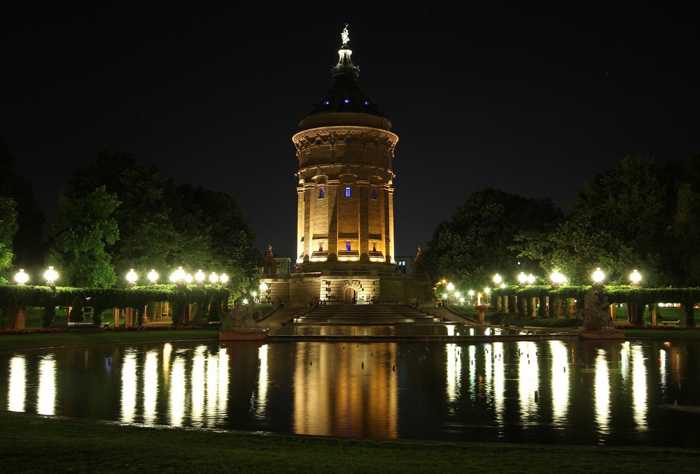 Symbolbild, Stadt, MA, Wasserturm, Nachts, Beleuchtung (pxhere)