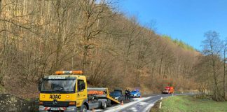 Der Fahrer blieb nach Feuerwehrangaben bei dem Verkehrsunfall unverletzt (Foto: Presseteam Feuerwehr VG Lambrecht)