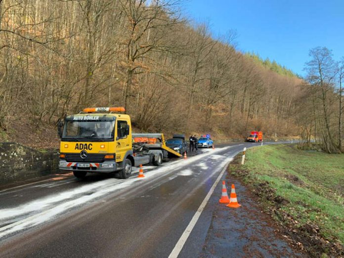 Der Fahrer blieb nach Feuerwehrangaben bei dem Verkehrsunfall unverletzt (Foto: Presseteam Feuerwehr VG Lambrecht) Der Fahrer blieb nach Feuerwehrangaben bei dem Verkehrsunfall unverletzt (Foto: Presseteam Feuerwehr VG Lambrecht)