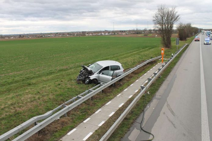 Verunfallter PKW (Foto: Polizei RLP) Verunfallter PKW (Foto: Polizei RLP)
