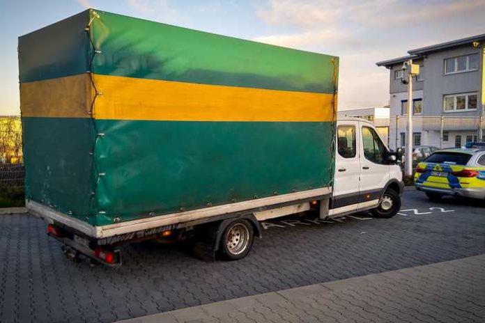 stark überladener Kleintransporter