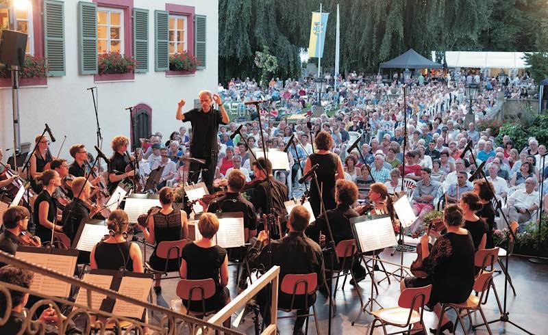 Die Junge Philharmonie Rhein-Neckar unter der Leitung von Andreas Treibel begeisterte im vergangenen Jahr bei der Schlossparkserenade in Angelbachtal die zahlreichen Besucherinnen und Besucher. (Foto: Landratsamt Rhein-Neckar-Kreis)