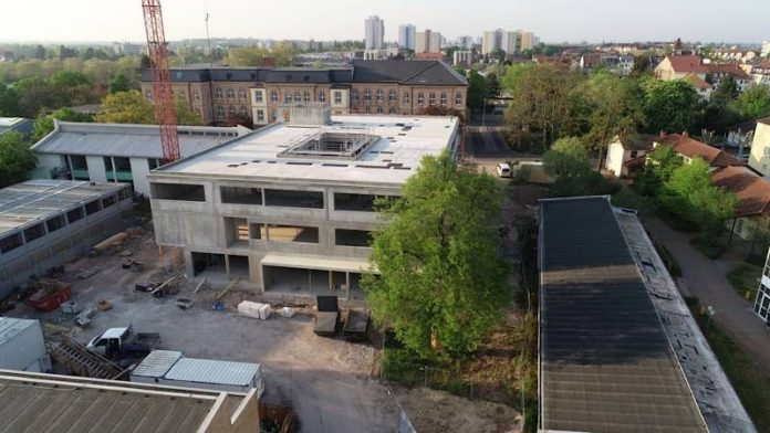 Im Zeitplan: der Rohbau für das gemeinsame Schulgebäude steht (Foto: Bezirksverband Pfalz)