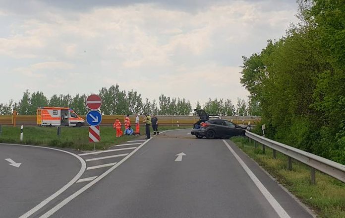 Der beschädigte Ford Focus RS (Foto: Polizei RLP) Der beschädigte Ford Focus RS (Foto: Polizei RLP)
