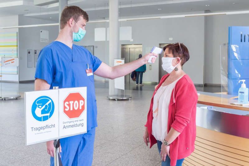 Neue Normalität am UKHD: An den Eingangspforten wird bei den Patienten Fieber gemessen. Am gesamten Klinikum ist das Tragen von Masken und das Händedesinfizieren aktuell Pflicht. (Foto: Universitätsklinikum Heidelberg)