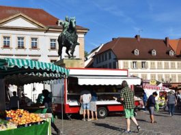 Der Landauer Wochenmarkt – hier ein Bild aus Vor-Corona-Zeiten – dient der Nahversorgung mit frischen und regionalen Lebensmitteln. (Foto: Stadt Landau)
