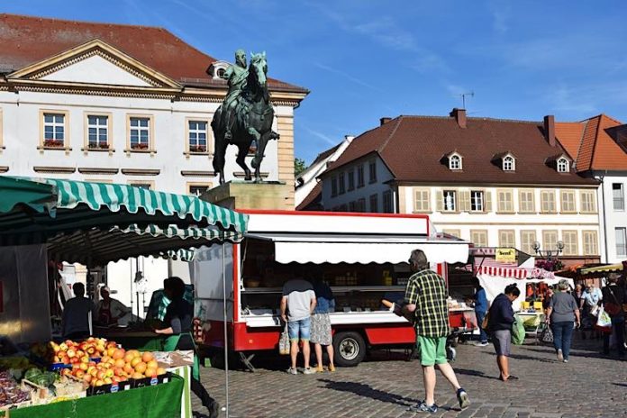 Der Landauer Wochenmarkt – hier ein Bild aus Vor-Corona-Zeiten – dient der Nahversorgung mit frischen und regionalen Lebensmitteln. (Foto: Stadt Landau)