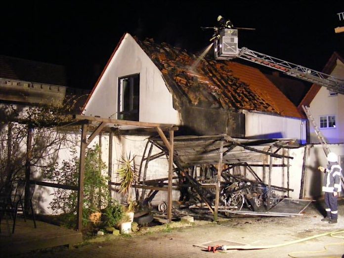 Garagenbrand in der Gillergasse (Foto: Feuerwehr Haßloch)