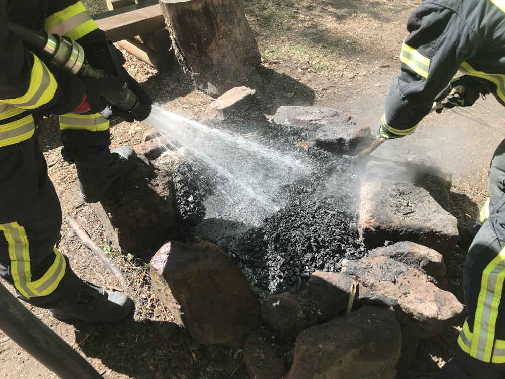 Das Lagerfeuer wurde gelöscht (Foto: Feuerwehr Neustadt)