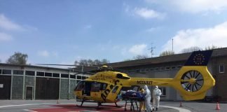 Corona-Spezialeinsatz unter Vollschutz: „Christoph 112“ bei seinem ersten Verlegungstransport eines COVID-19-Patienten von Koblenz nach Solingen. (Quelle: ADAC Luftrettung)