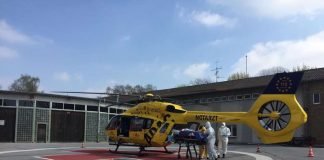 Corona-Spezialeinsatz unter Vollschutz: „Christoph 112“ bei seinem ersten Verlegungstransport eines COVID-19-Patienten von Koblenz nach Solingen. (Quelle: ADAC Luftrettung)