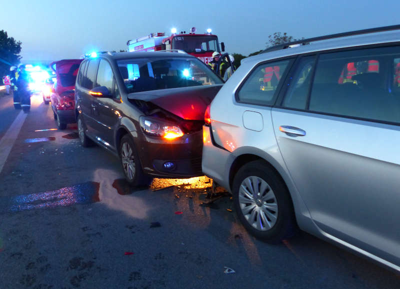 Die beschädigten PKW (Foto: Feuerwehr Neustadt)