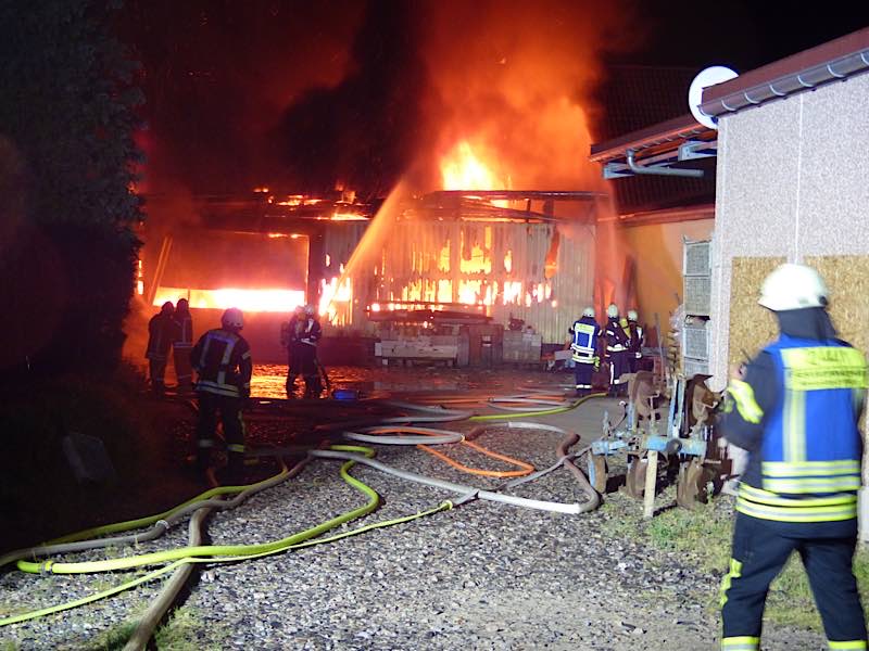Scheunenbrand in der Mandelbergstraße (Foto: Feuerwehr Neustadt)