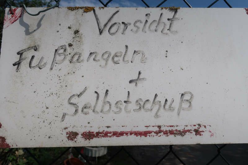 Schild am Eingang zum Häckselplatz der Gemeinde Plankstadt (Foto: Sarah Kohl)