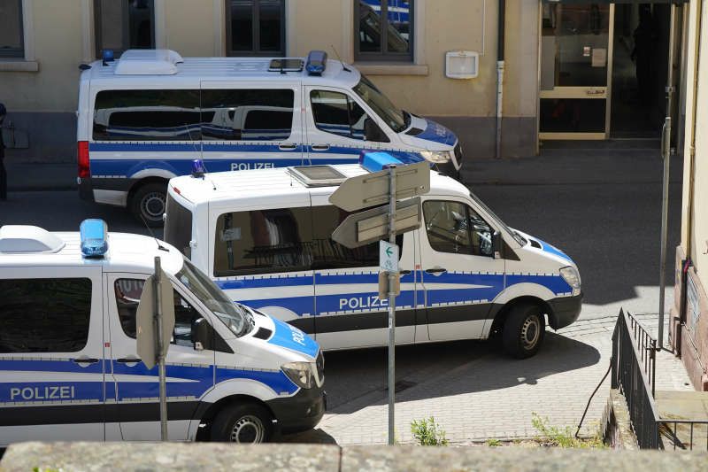 Polizeifahrzeuge im Bereich Bahnhofstraße/Hauptstraße (Foto: Holger Knecht)