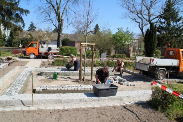 Mitarbeiter des Bauhofes gestalten das neue Grabfeld (Foto: Gemeindeverwaltung Haßloch)