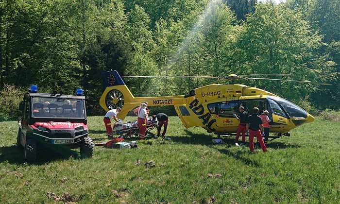 Rettungshubschrauber im Waldgebiet © Feuerwehr Wiesbaden