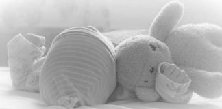 Symbolbild, Baby, Säugling, schläft, mit Stofftier, alles hellgrau © Mylene2401 on Pixabay