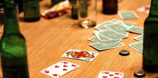Symbolbild, Glücksspiel, Karten, Poker, Tisch, Bierflaschen, illegal © on Pixabay