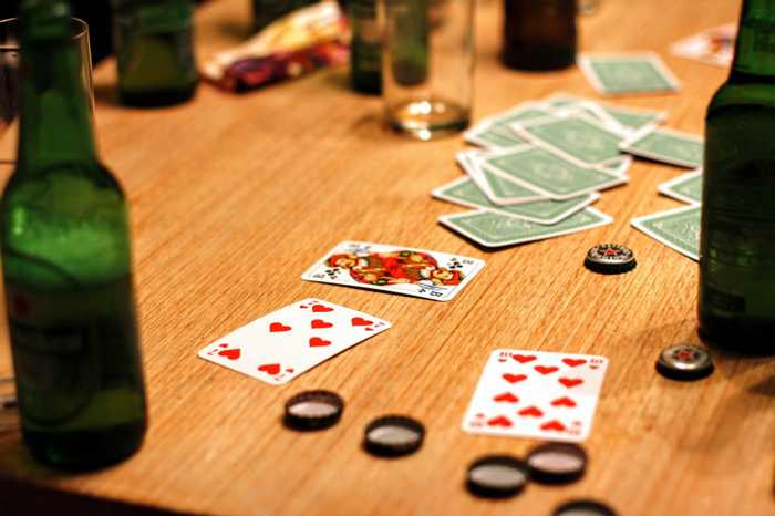 Symbolbild, Glücksspiel, Karten, Poker, Tisch, Bierflaschen, illegal © on Pixabay