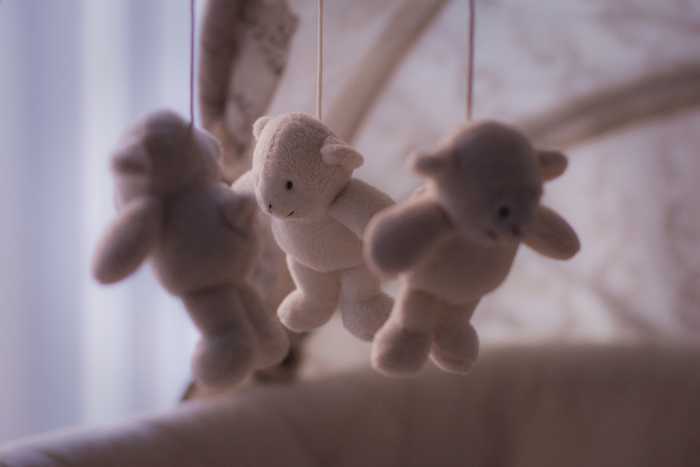 Symbolbild, Kind, Wiege, Schlafen, Teddybaeren © Pexels on Pixabay