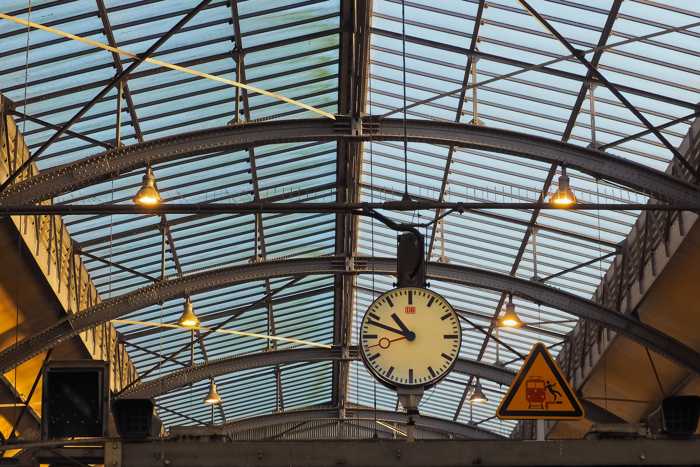 Symbolbild, Zug, Bahnhof, Stahl Gewölbe, Uhr, Industriell, Neutral (pxhere)