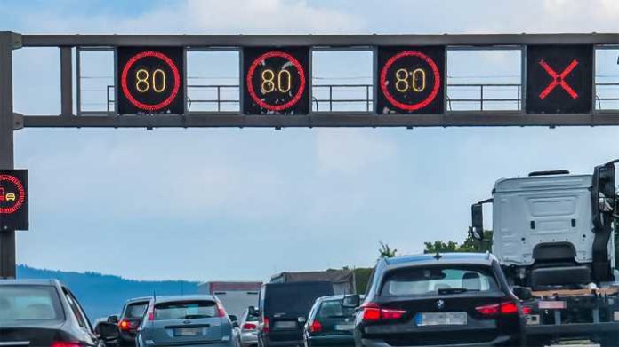 Symbolfoto zeigt das Rote X auf einer Verkehrsbeeinflussungsanlage