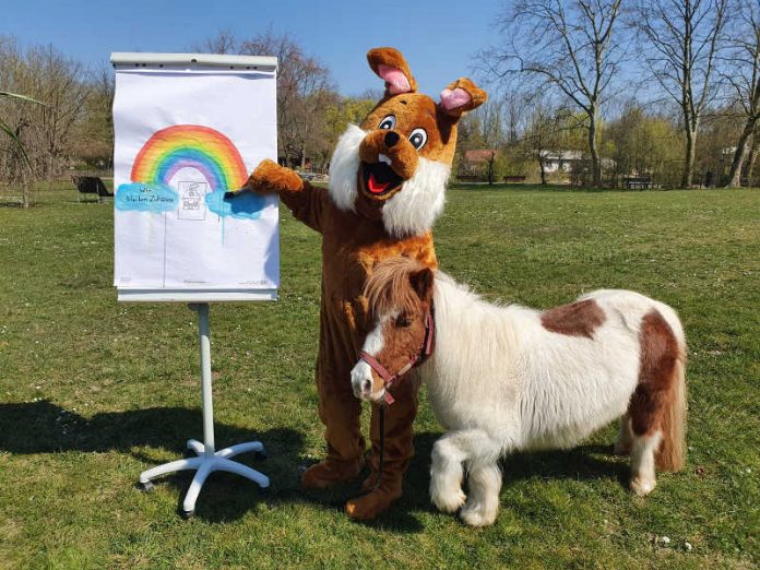 Der Tiergartenosterhase ruft alle Kinder auf, sich an der Malaktion zu beteiligen. (Foto: Tiergarten Worms)