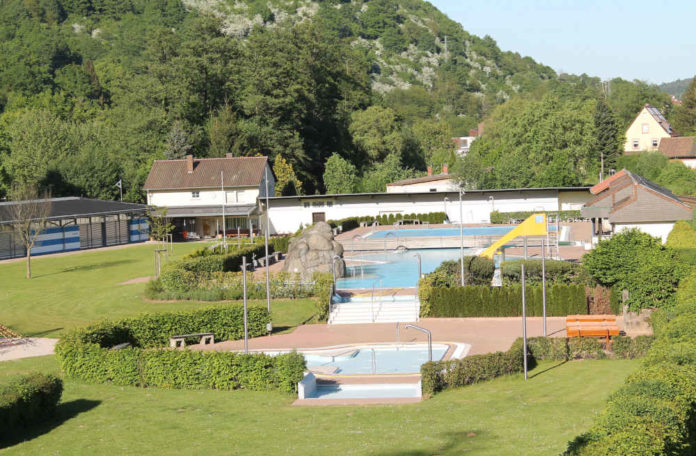 Trifelsbad Annweiler (Foto: Kreisverwaltung Südliche Weinstraße) Trifelsbad Annweiler (Foto: Kreisverwaltung Südliche Weinstraße)