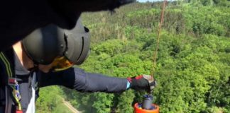 Zwei Höhenretter der Berufsfeuerwehr mittels Seilwinde in der Nähe des Verunfallten abgesetzt © Feuerwehr Wiesbaden