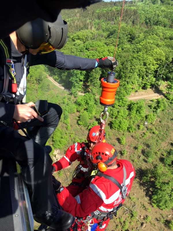 Zwei Höhenretter der Berufsfeuerwehr mittels Seilwinde in der Nähe des Verunfallten abgesetzt © Feuerwehr Wiesbaden
