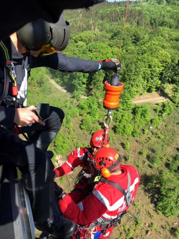 Zwei Höhenretter der Berufsfeuerwehr mittels Seilwinde in der Nähe des Verunfallten abgesetzt © Feuerwehr Wiesbaden Zwei Höhenretter der Berufsfeuerwehr mittels Seilwinde in der Nähe des Verunfallten abgesetzt © Feuerwehr Wiesbaden