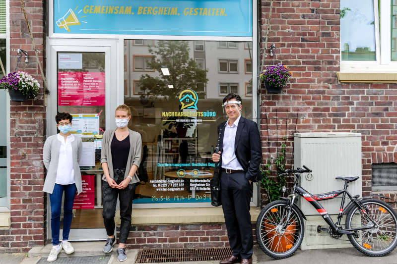 Gemeinsam Bergheim gestalten: Erster Bürgermeister Jürgen Odszuck (r.) hat die beiden Quartiersmanagerinnen Devika Herrmann und Antonia Bugla (v. l.) im Nachbarschaftsbüro Westliches Bergheim besucht und sich über deren Arbeit im Quartier informiert. (Foto: Stadt Heidelberg)